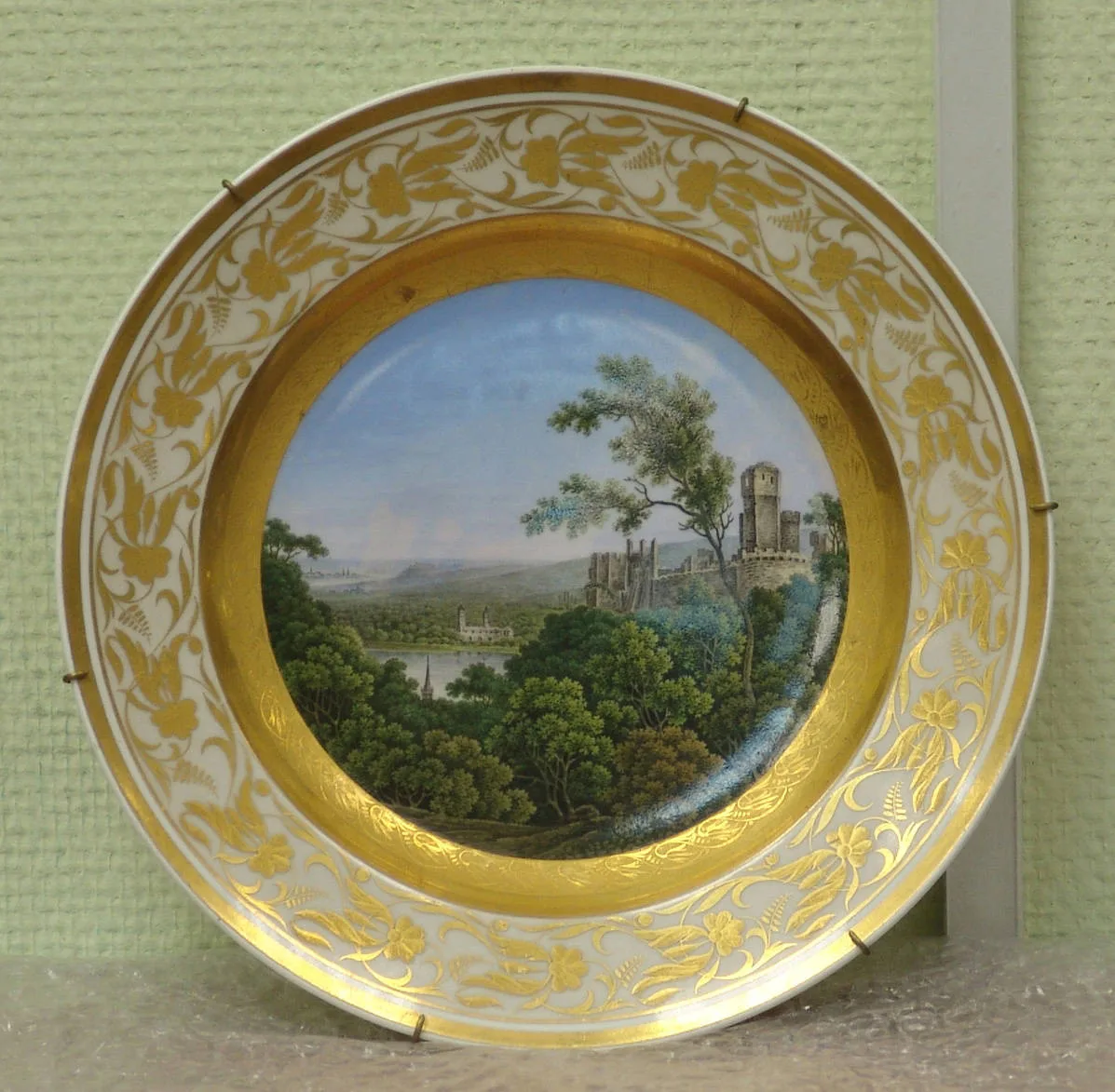 Тарелка декоративная — «Замок на реке Рейн». 1840-1850-ые годы.