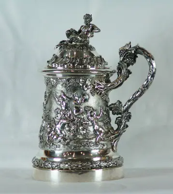 Большая серебренная пивная кружка с Сатиром на крышке.