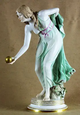 Статуэтка фарфоровая «Девушка с мячом» 1910-е годы