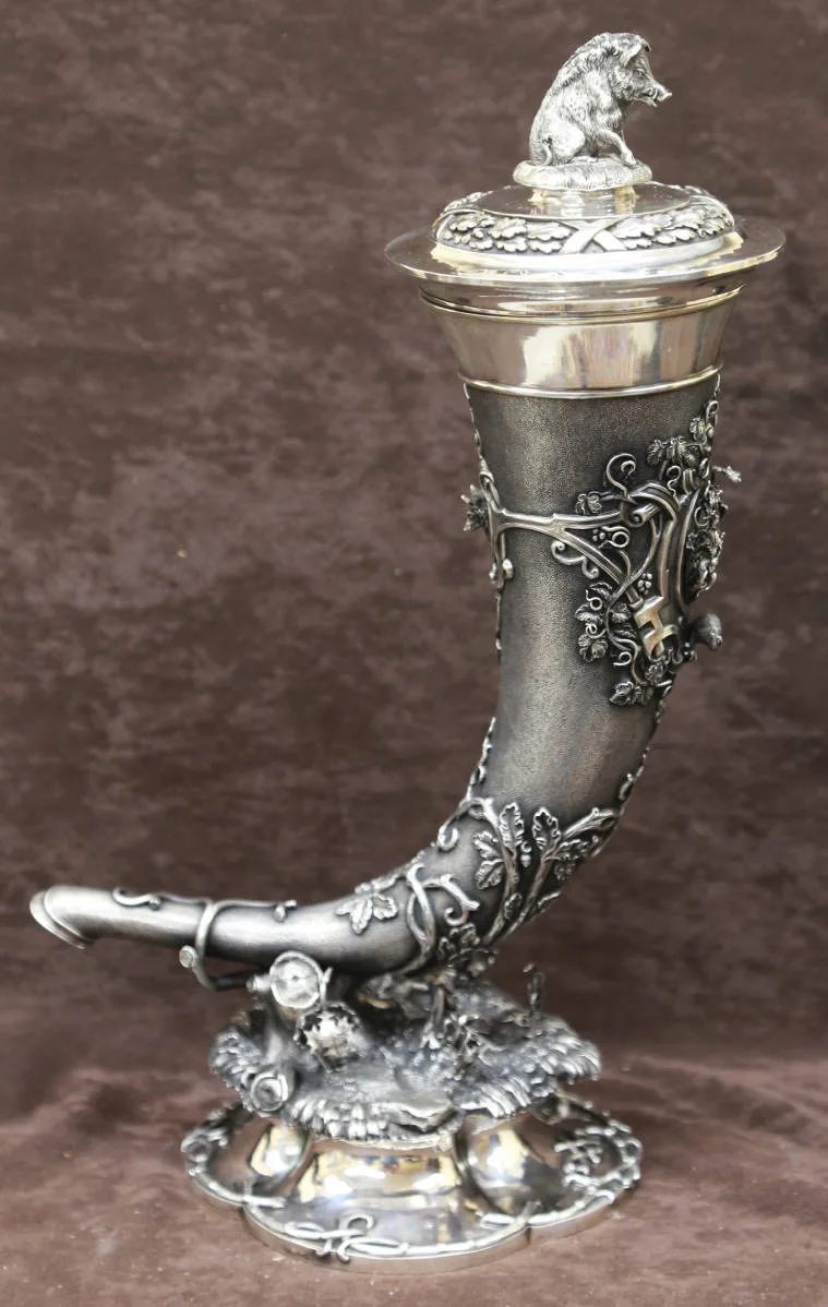 Большой старинный кубок-ритон с фигуркой кабана