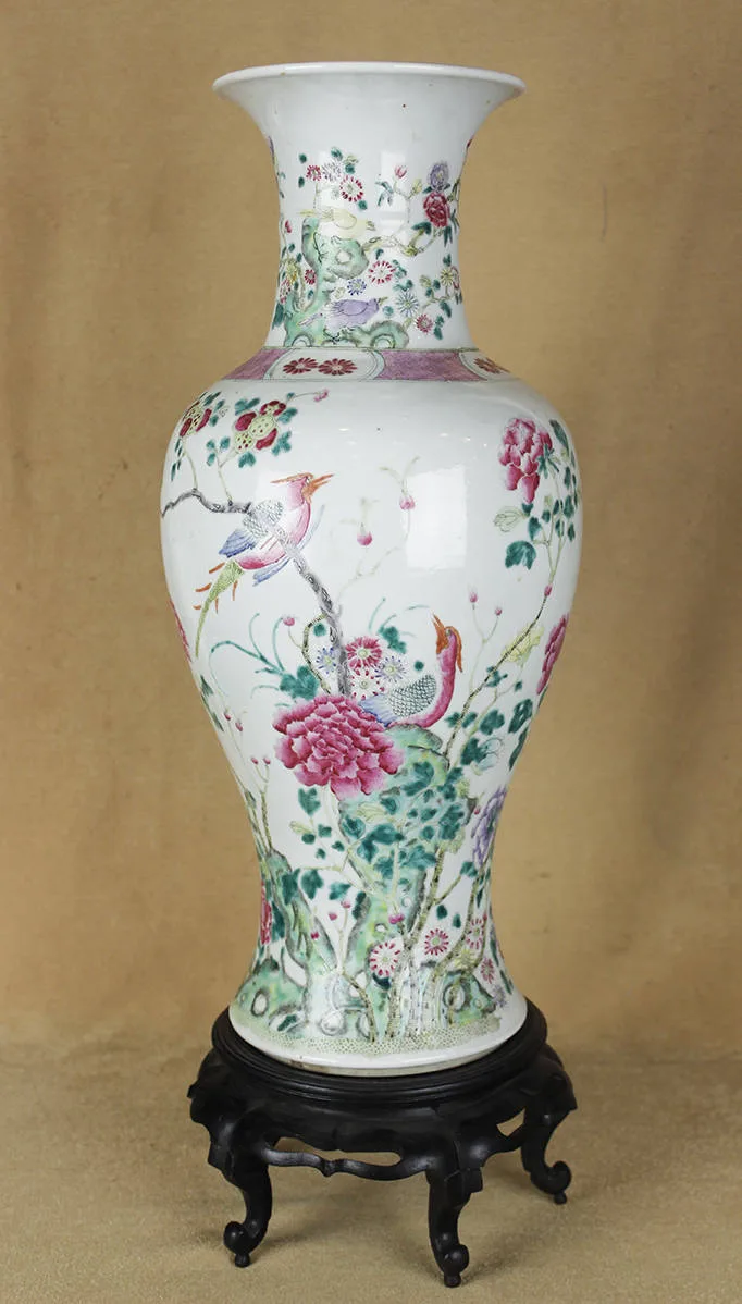 Старинная ваза на подставке с изображением птиц