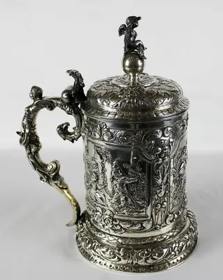 Серебряная пивная кружка с изображением жанровых исторических сцен