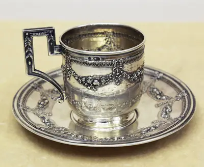 Подстаканник на блюдце с цветочными гирляндами