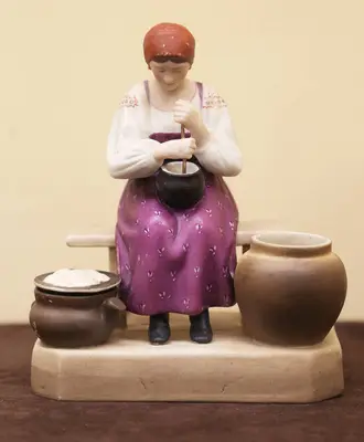 Статуэтка «Крестьянка, сбивающая масло»