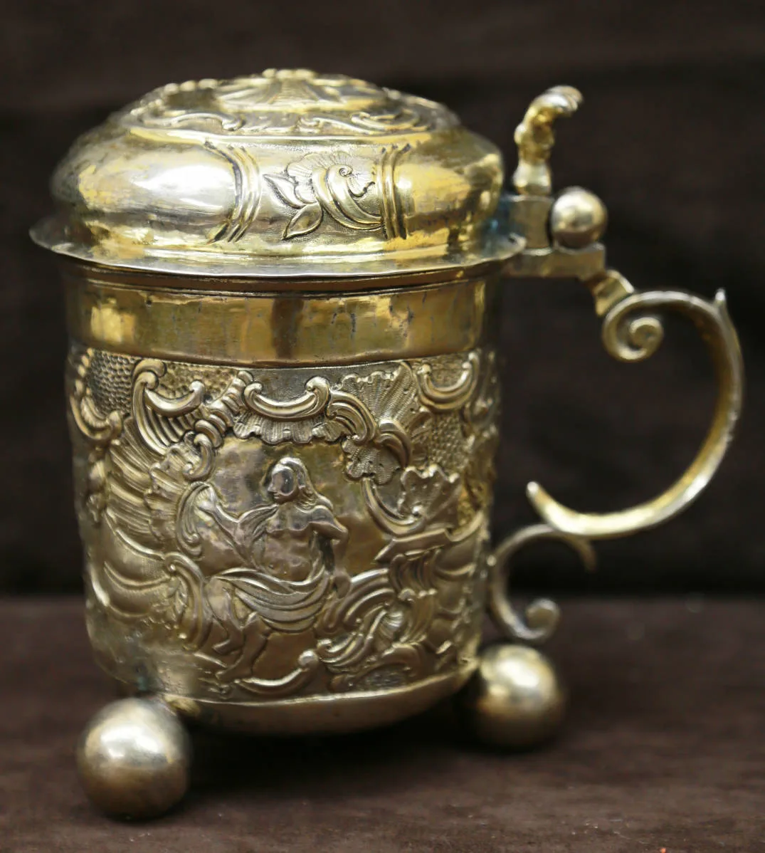 Старинная кружка в стиле рококо с изображением Посейдона